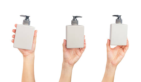 Kuidas lukustada pumppudeleid: Lõplik juhend reisimiseks ja hoiustamiseks插图1 kreemipudeli käes